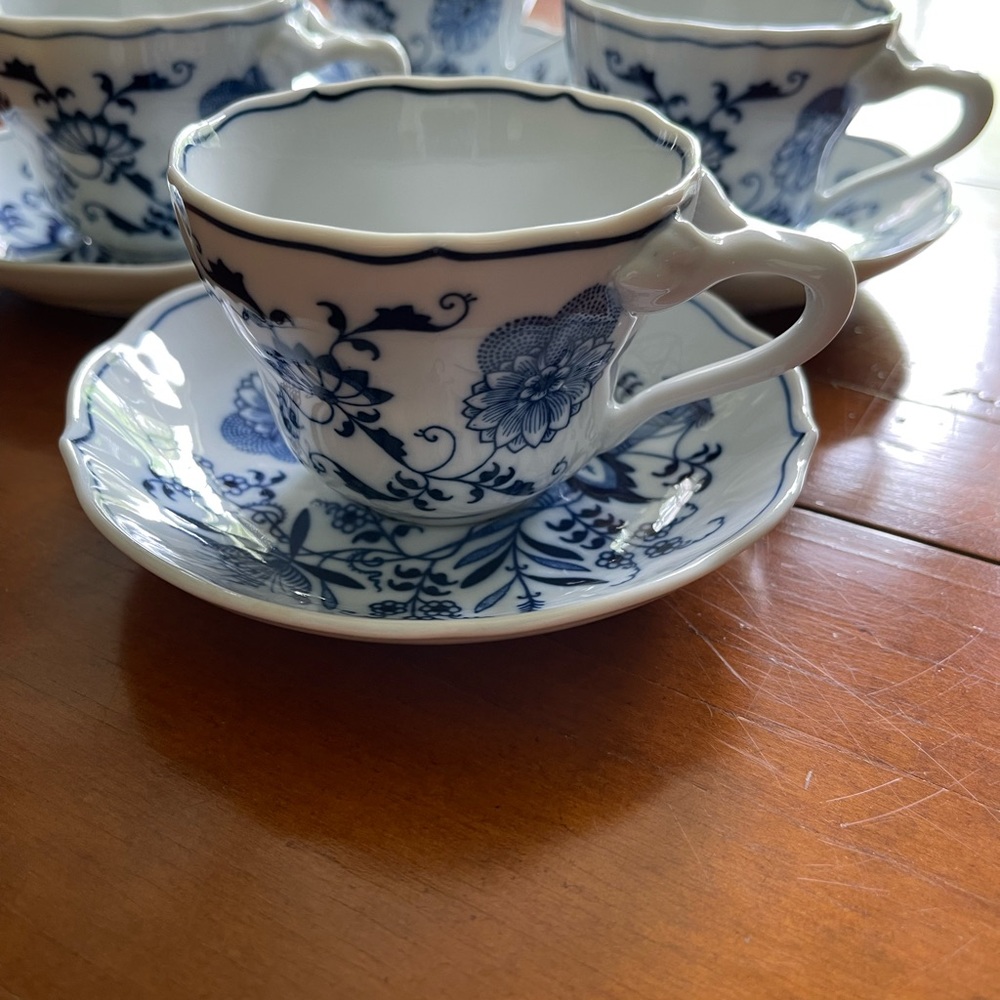 Set of 4 blue Danube teacups and matching saucers. No flaws! - Picture 2 of 5